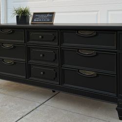 Gorgeous Black “Bassett” 9-Drawer Solid Wood Dresser 
