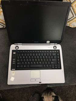 Toshiba laptop. Works great, needs charger.