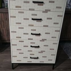 Living Spaces 5 Drawer Dresser.