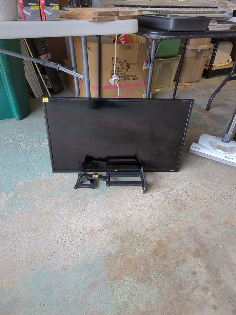 TCL 32 Inch TV And Wall Mount