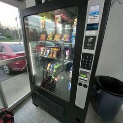 VENDING MACHINE WITH CREDIT CARD READER