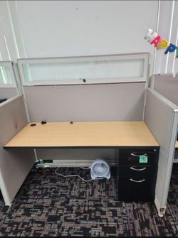 Office Cubicle Workstation with Desk & Privacy Panels – 60" x 24"