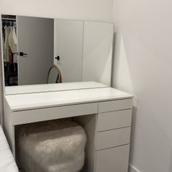 White Makeup Vanity Makeup Table with Mirror and Free faux fur stool