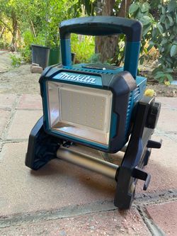Makita DML811 18V LXT Cordless/Corded LED Work Light