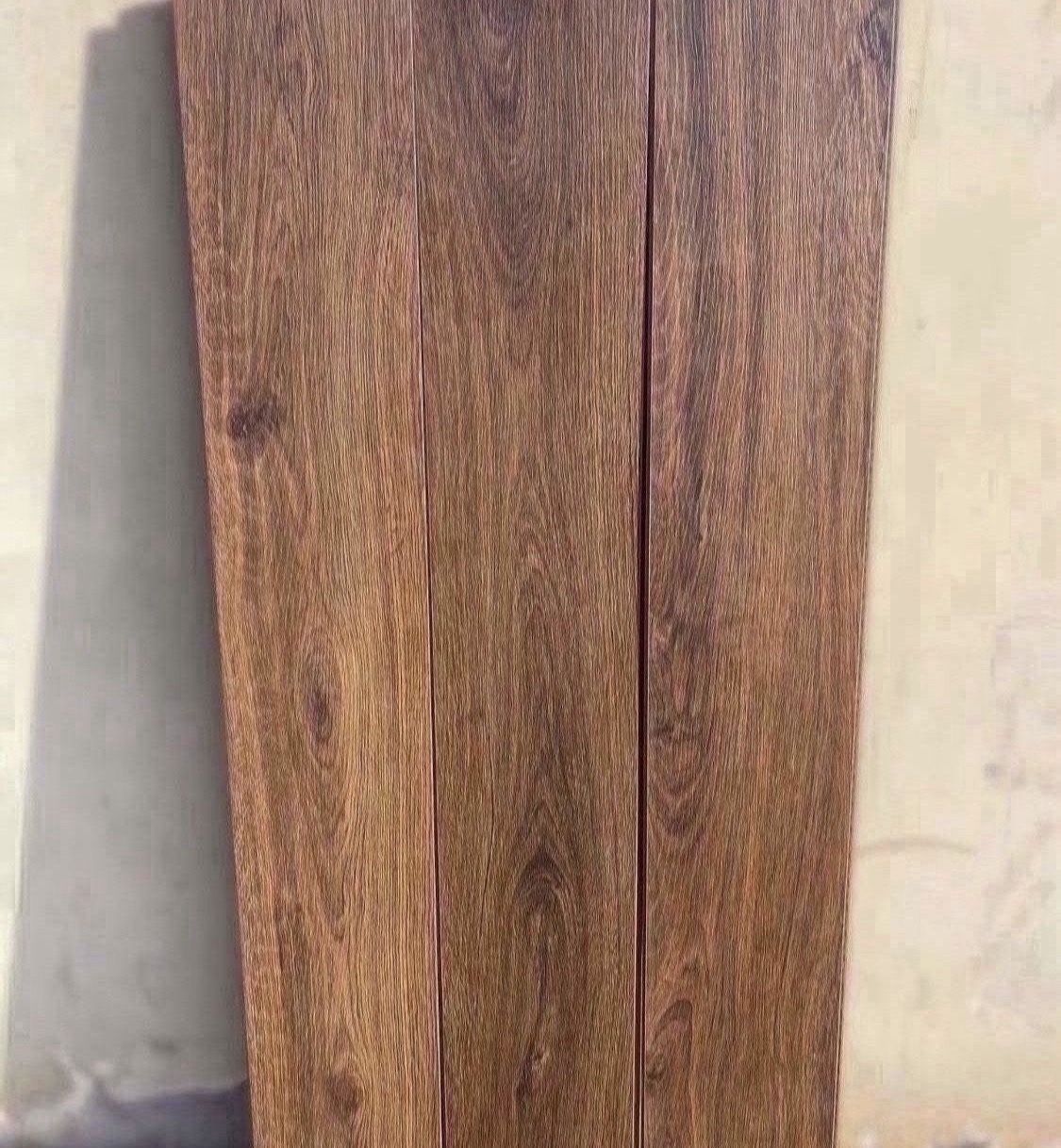 Sienna Elmhurst Oak 10 mm T × 7 in. W Waterproof Laminate Wood Flooring