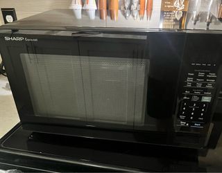 Sharp Microwave. 1000 Watts. 1.4 Cubic Inches. Black Color.