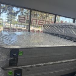 QUEEN SIZE SEALY POSTUREPEDIC (FIRM) MATTRESS & BOX SPRING BED SET