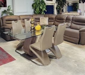 Gorgeous Glass, Dining Table With Chairs