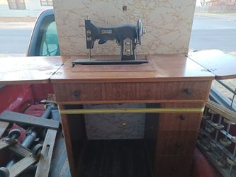 Vintage Sewing Machine...$100 Obo...pickup At My Location Between 19th And 34th Central Lubb