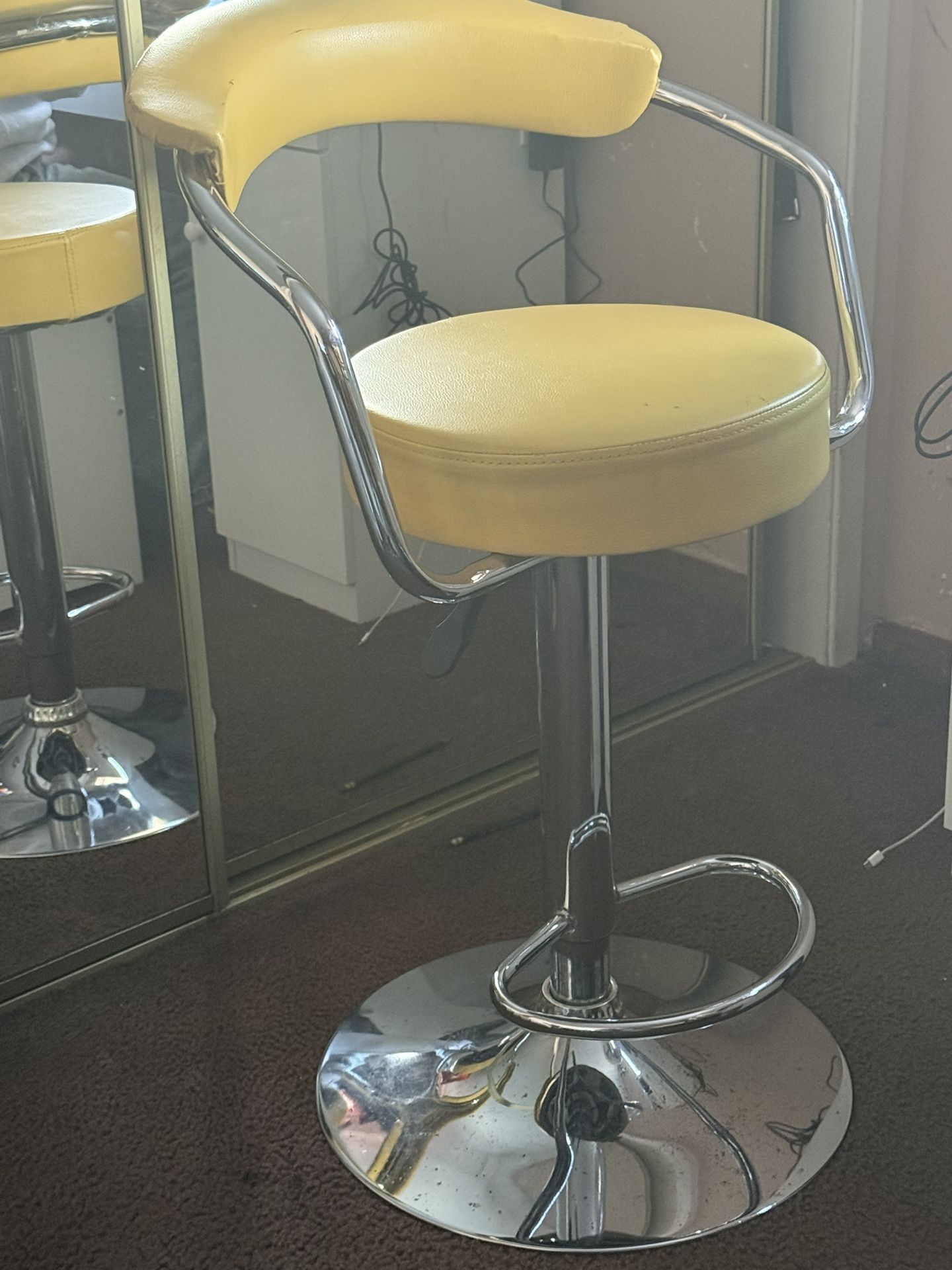 chair, goes up,down, and spins
