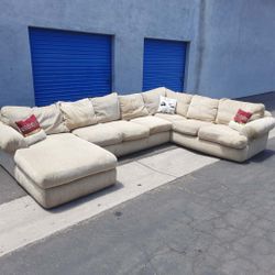 Modern huge sectional couch 🛋 very clean