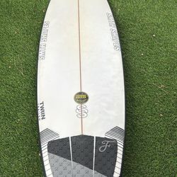 5’ 10” x 20 x 2 1/2 32.4 L surfboard fins included - $300