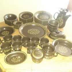 AMAZING mid century dish set. perfect for spanish hacienda or cabin or santa fe manson 
The Franciscan by
The california craftsmen since 1875
Brown a