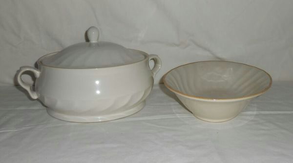 Hearthside Japan Sculptura Stoneware Covered Casserole Dish and Serving Bowl