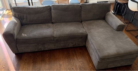 Sectional sofa with pull out bed