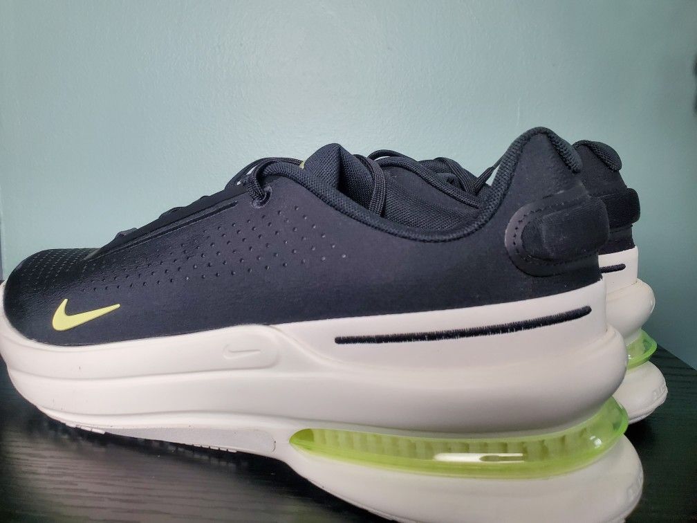 New - Nike Air Zoom - Size 13