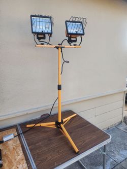 FLOOR STANDING shop light- like new