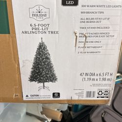Brand New Holiday Time 6.5Ft Arlington Tree with 300 Warm White Led Lights  Open Bix Sale