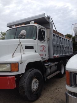 2001 Mack truck