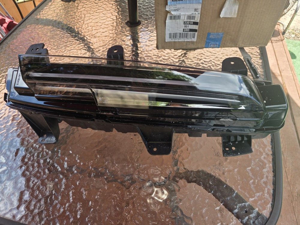 Cadillac Escalade Left Tailgate Light