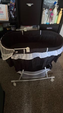 Bassinet with locking wheels