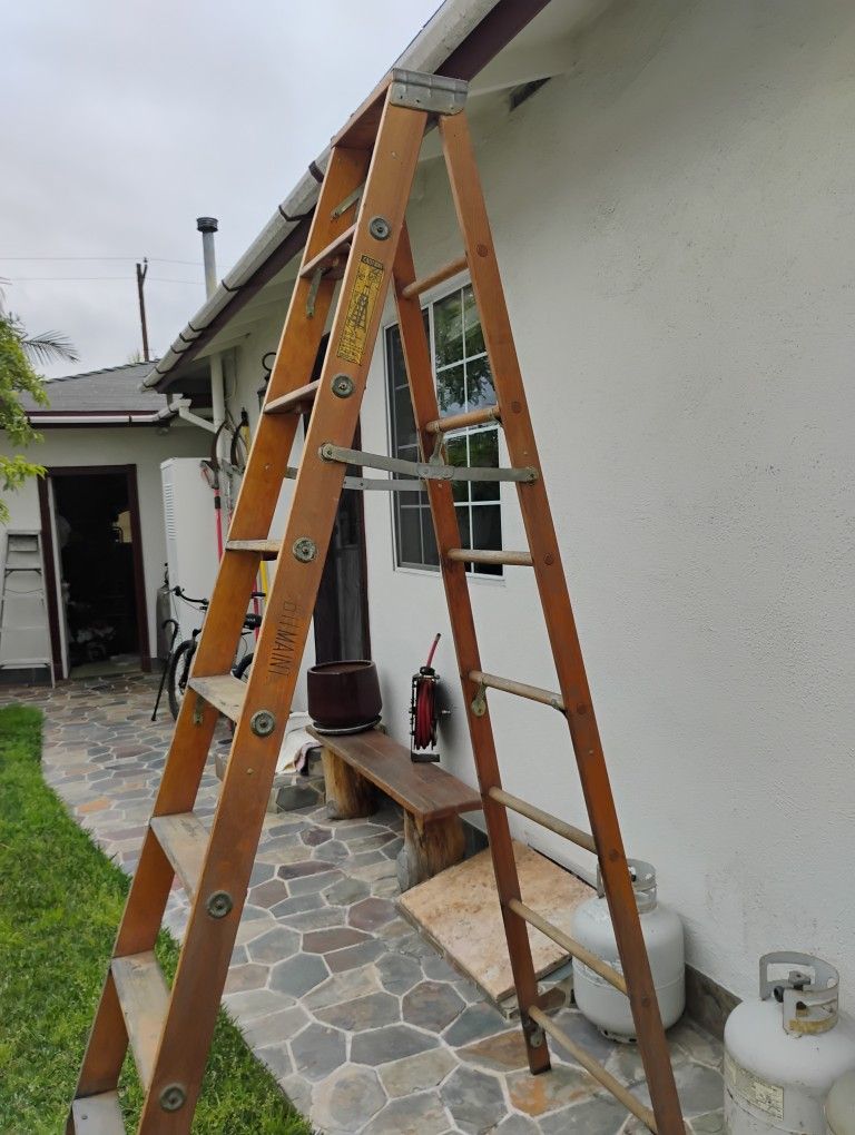 8' Wooden Ladder 