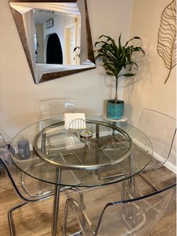 Round glass table and 4 plastic chairs