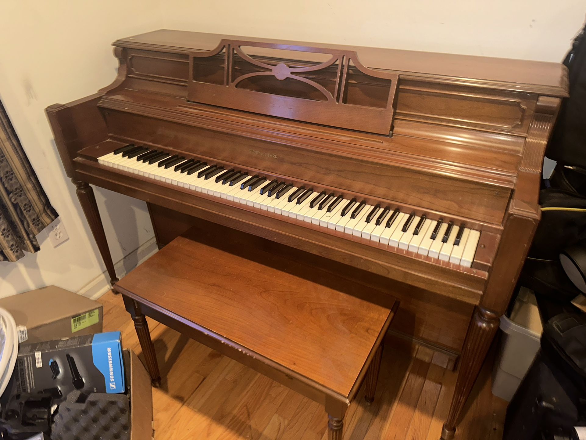 (FREE) Story & Clark Grand Piano