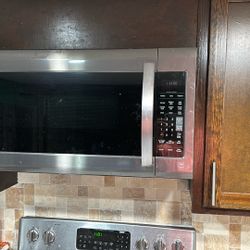 LG Microwave 1.7 Cu Ft