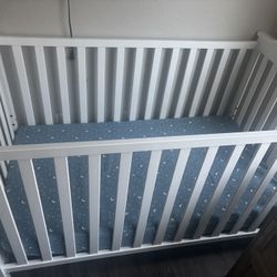 Bay Crib Turns Into Day Bed