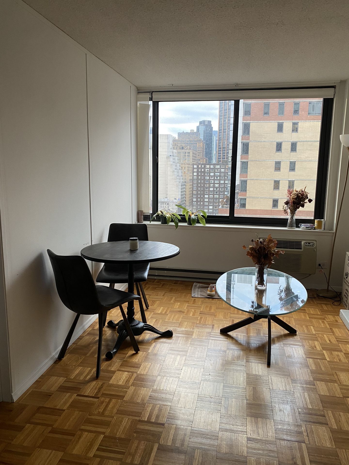 Round Dining Table And Chairs, Pottery Barn Rae Dining Table