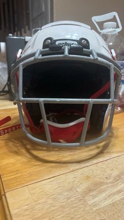 Schutt f7 youth medium, used for two seasons, comes with chinstrap