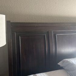 Queen Size Sleigh Bed With Storage Drawers. 