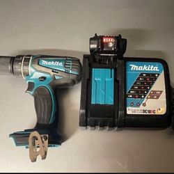 Makita DC18RD Double charger with 18v Battery 