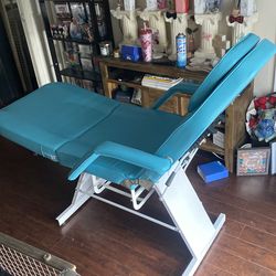 Tattoo/permanent-makeup chair