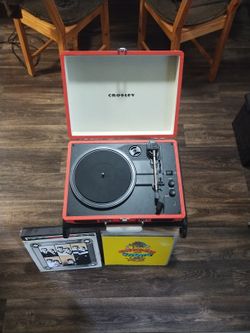 Crosley Record Player With Pictures Albums