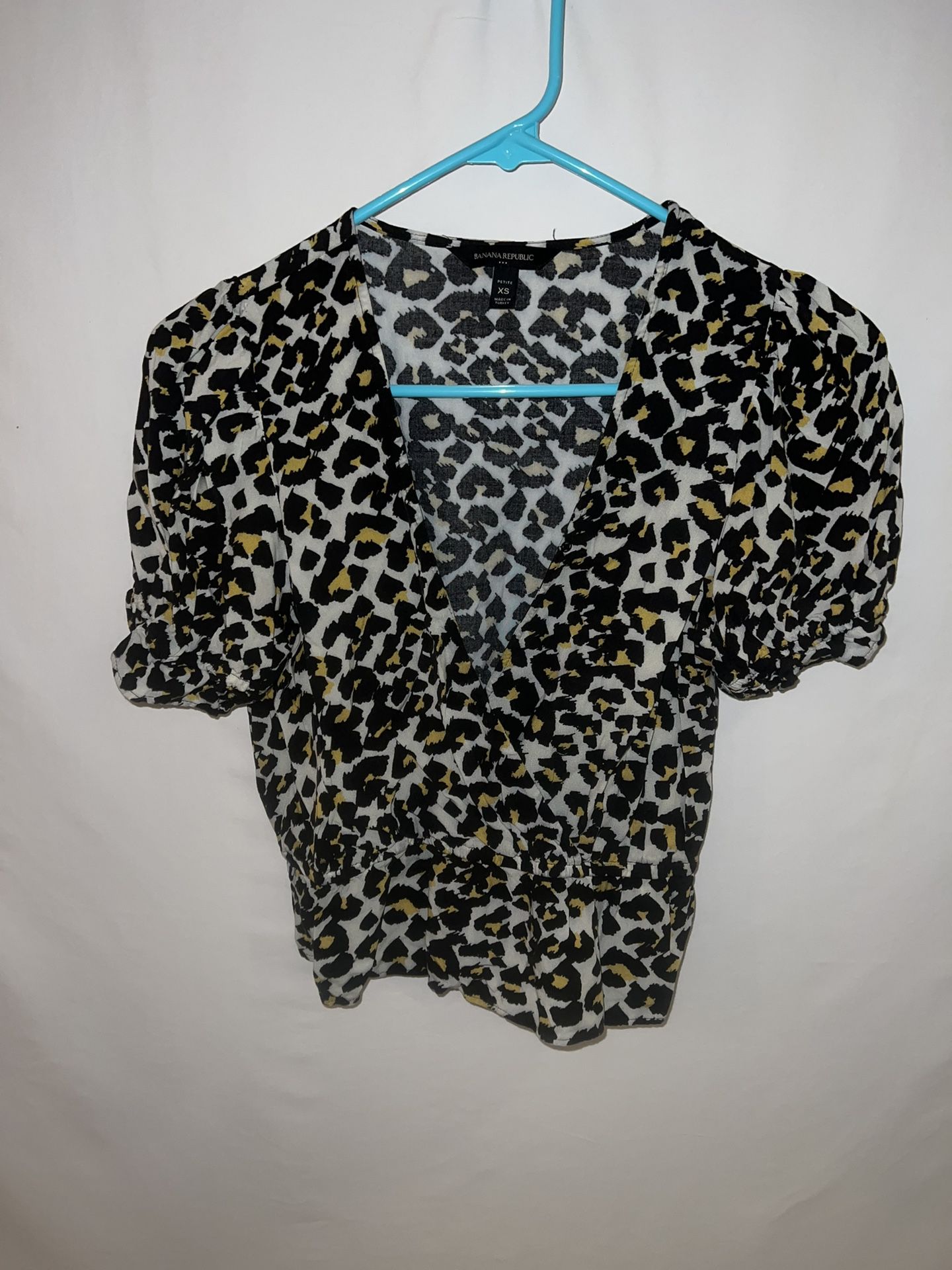 Ladies Womens petite XS Banana Republic cheetah dressy top shirt 