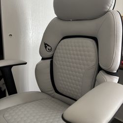 DPS Centurion Gaming Chair - Like New - White