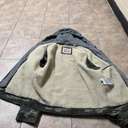 Size L Levi’s Sherpa lined camo jacket with Detachable hood