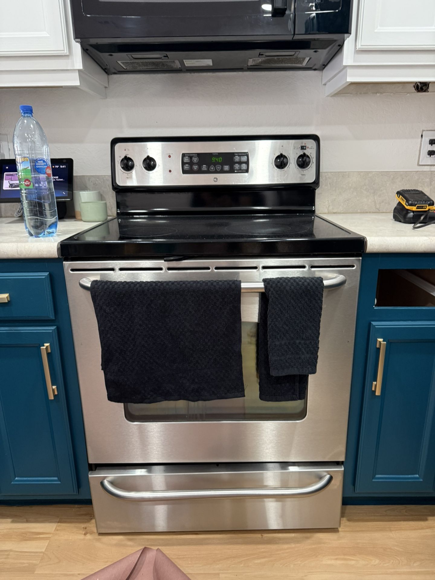 (3) GE/Frigidaire Appliances (3), Stove, Dishwasher and Microwave For Pickup. Slightly Used