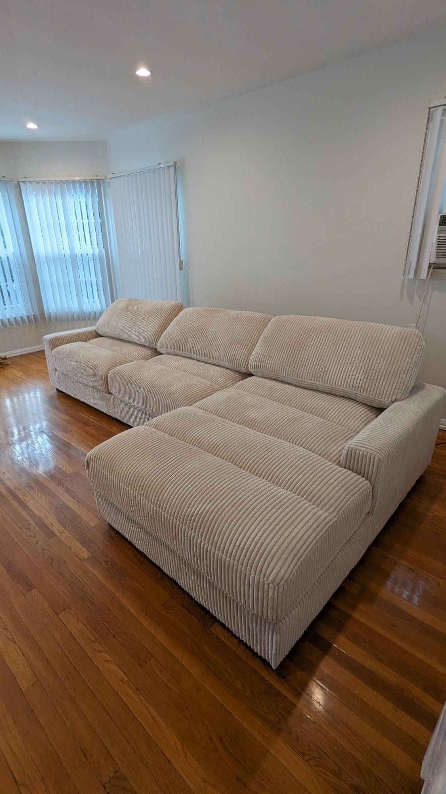New Off White 3 Piece Modular Sectional Couch! Includes Free Delivery 🚚!