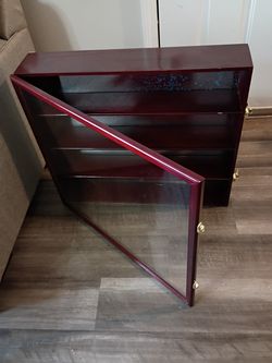 Display cabinet with key