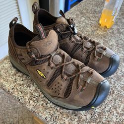 Keen Hiking Shoes Size 9.5