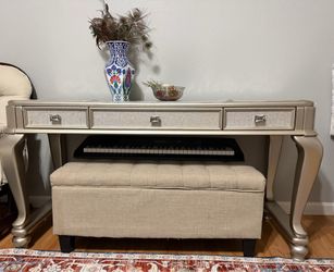 Table/ hallway table/ tv table