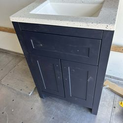 New 24 in vanity in good condition