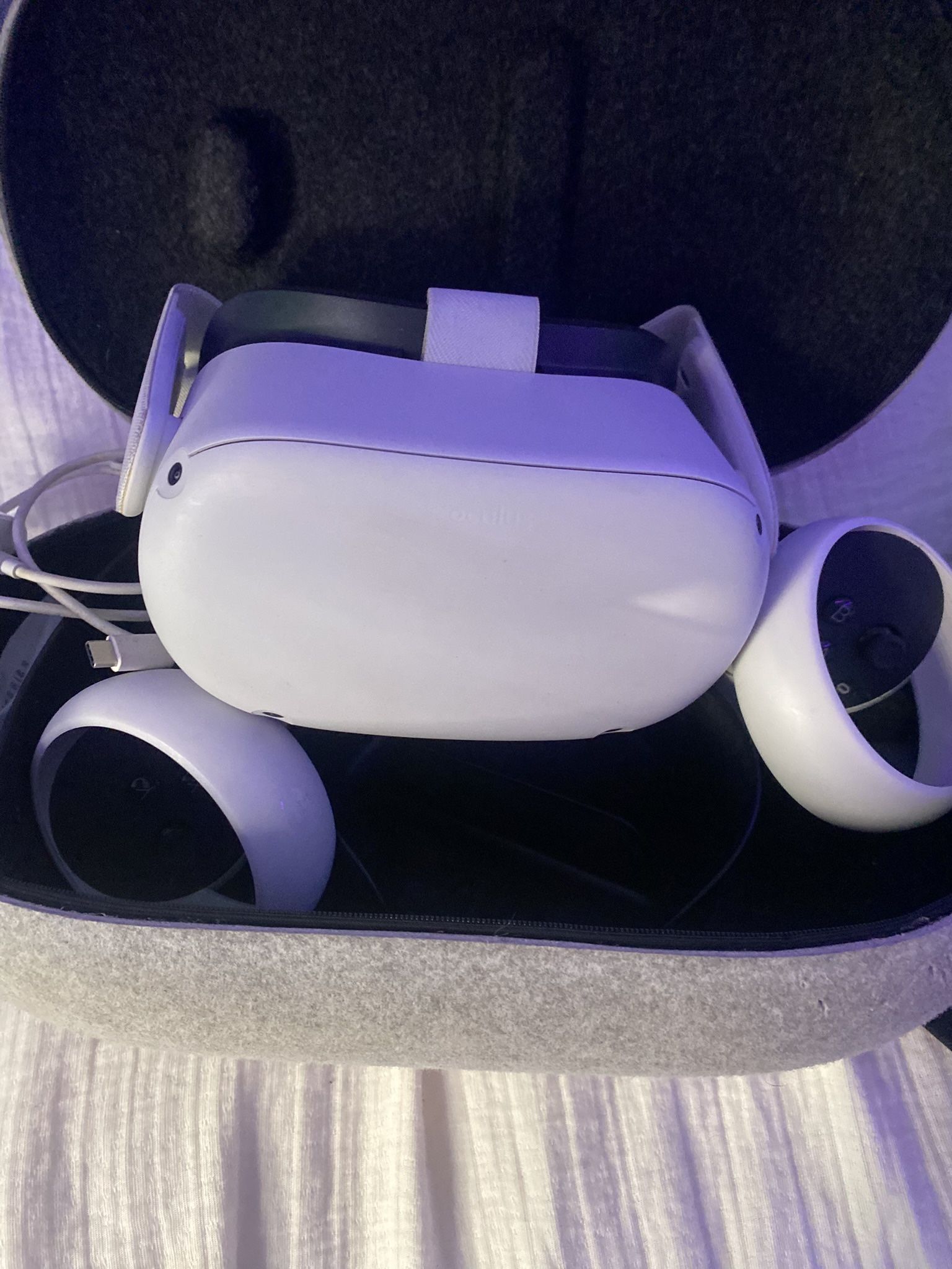 ocules quest 2 with travel case (has everything included)