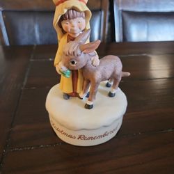 VINTAGE   MUSICAL  CHRISTMAS  FIGURINE