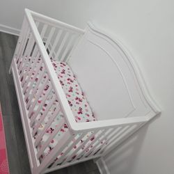 DaVinci Baby Crib With Mattress And Mattress Cover 
