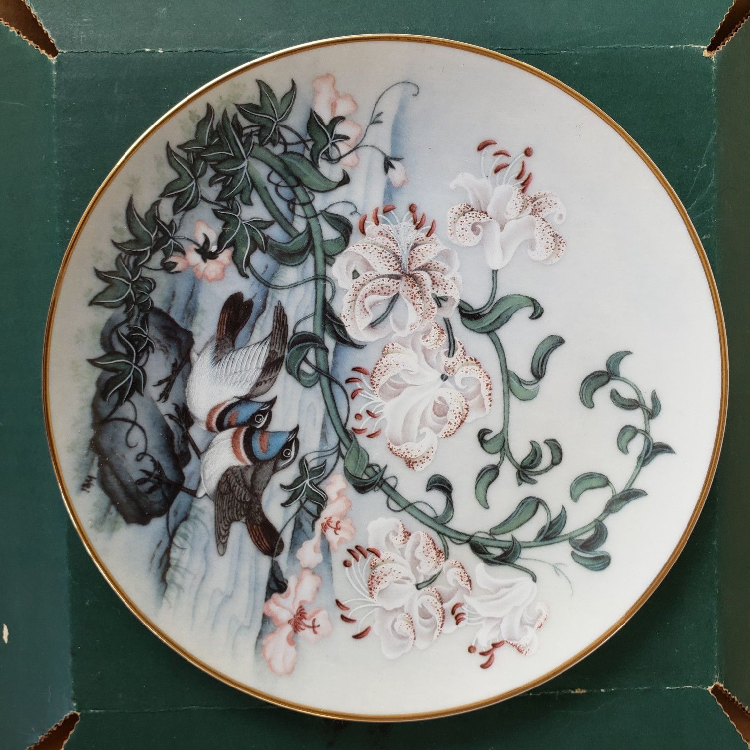 New Vintage decorative PLATE.