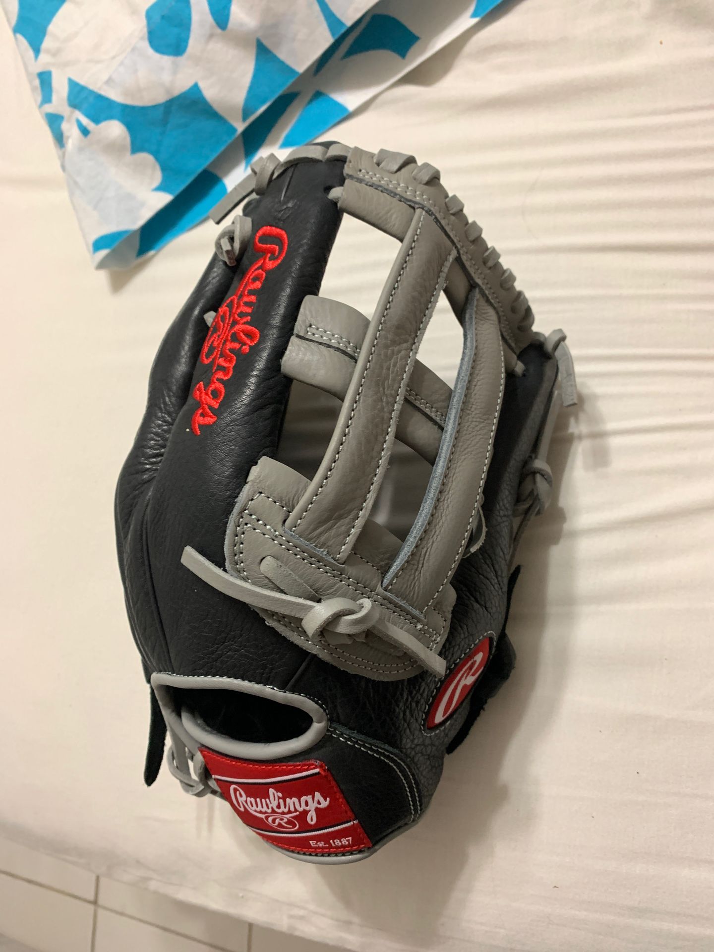 Rawlings right ball glove. new